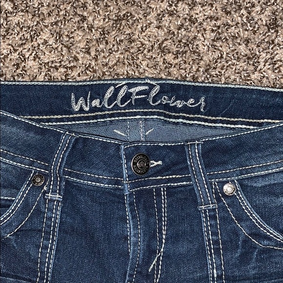 👍🏽Shorts are from the brand called WallFlower - Picture 3 of 6